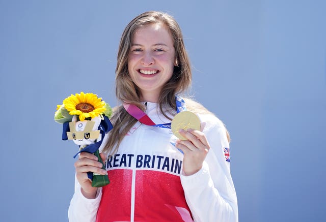 Charlotte Worthington holds a bunch of flowers and a gold medal to celebrate on the podium in Tokyo