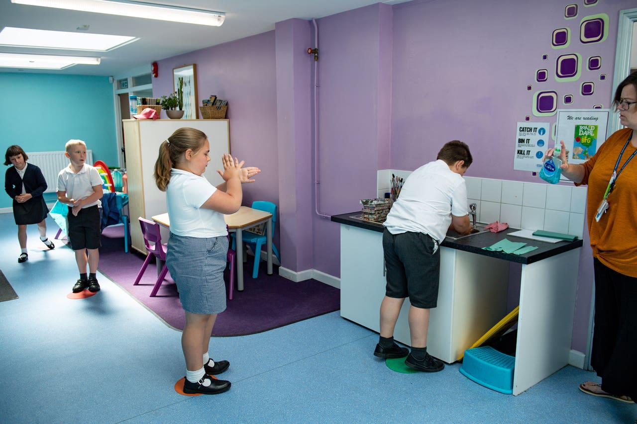 Leads school. Школьников врач. Pupil in queue. School change images.