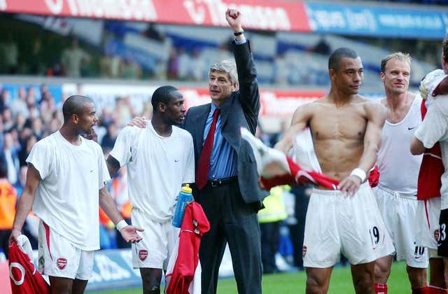 Arsenal manager Arsene Wenger (centre) celebrates