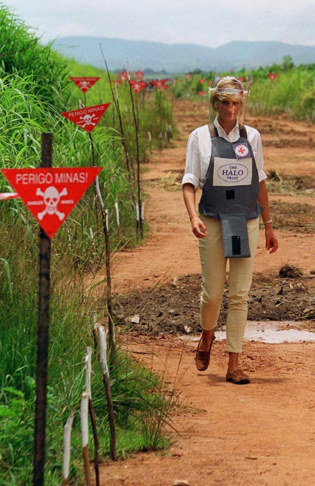 Diana touring a minefield in body armour 