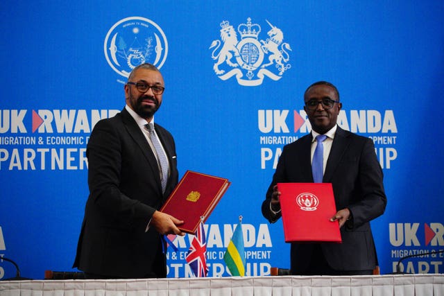 Home Secretary James Cleverly and Rwandan minister of foreign affairs Vincent Biruta after signing a new treaty 