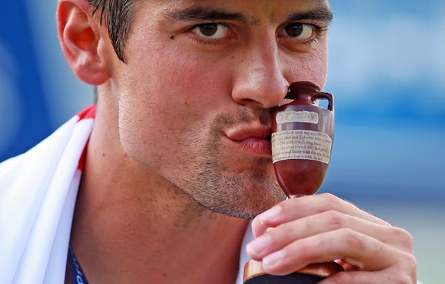 Cook kisses the Ashes urn after winning the 2015 series