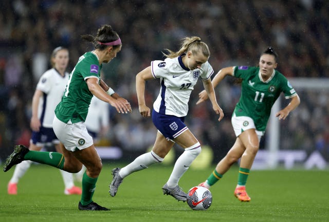 England and Ireland players challenging for the ball