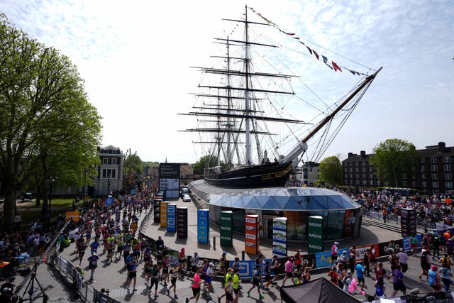 Runners round Cutty Sark 