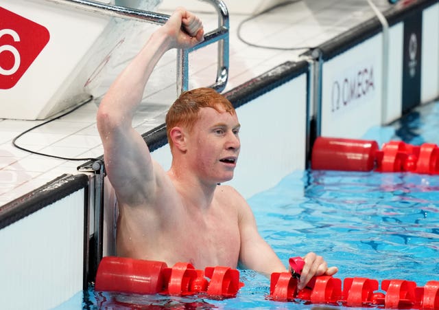 Tom Dean celebrates his win in the men's 200m freestyle at the Tokyo Olympics