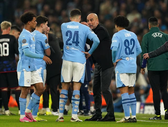 Pep Guardiola speaks to Manchester City players