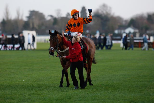 Tom Scudamore salutes the Kempton crowd aboard Thistlecrack