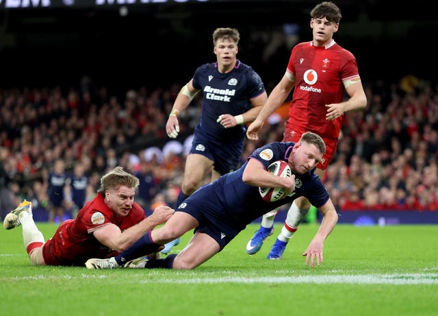 Finn Russell scores a try for Scotland
