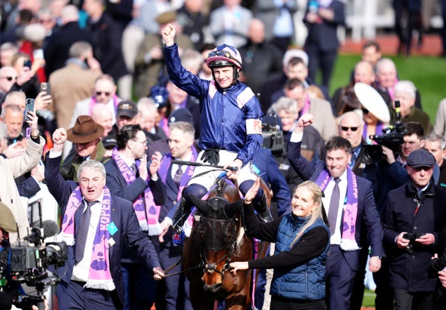 Kopek Des Bordes  returne to the winner's enclosure with Charlie McCarthy and family