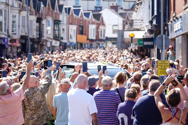 Bonnie Tyler crowds