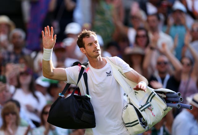 Andy Murray waves to the crowd