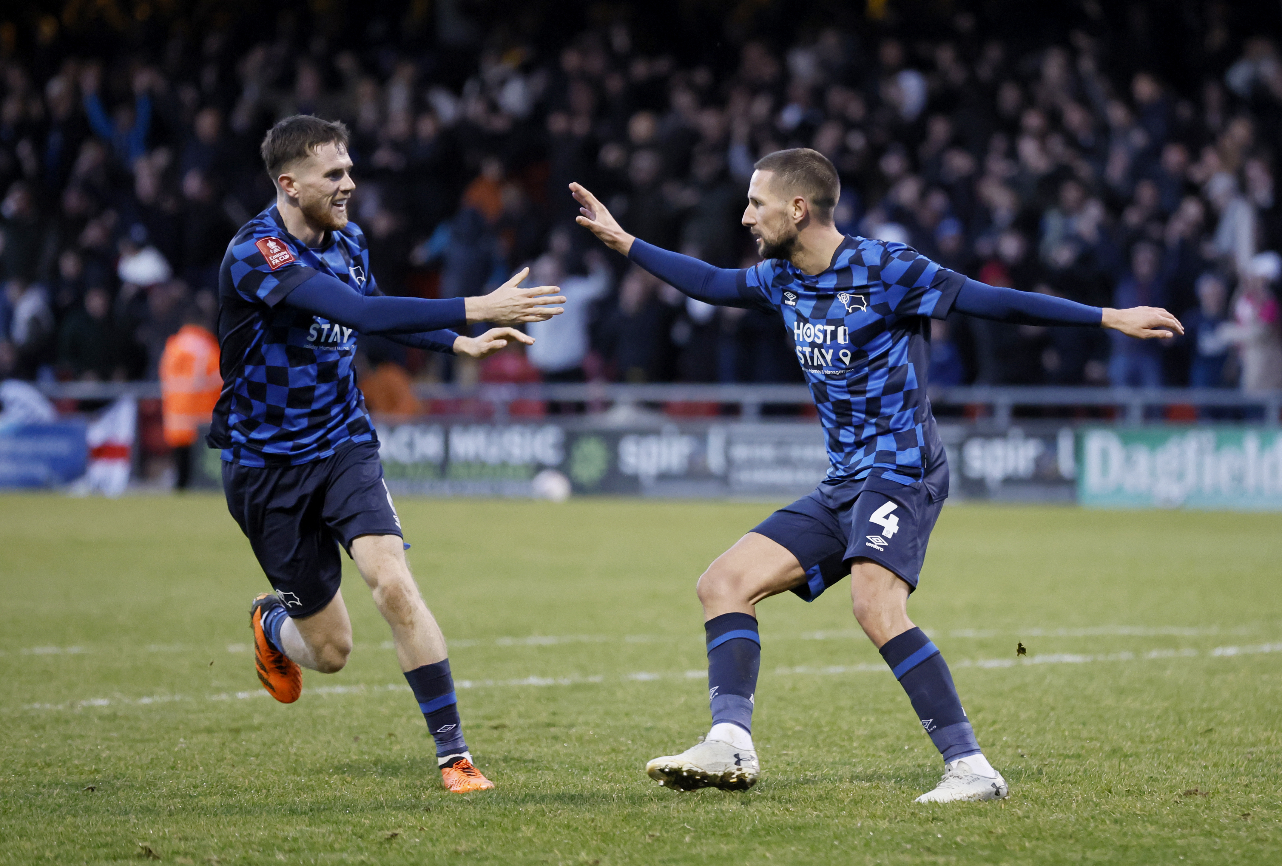 足总杯-克鲁2-2德比：客队反击死亡扳平比分