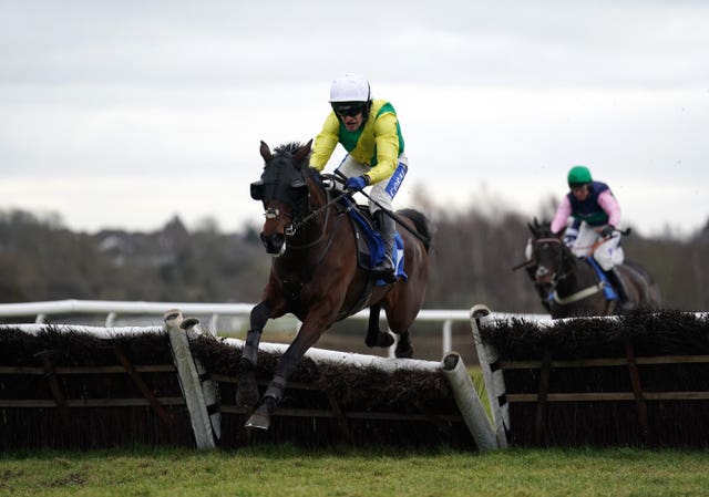 Heure De Gloire ridden by Tom Scudamore on their way to winning the racingtv.com Golden Miller Mares’ Handicap Hurdle at Leicester Racecourse