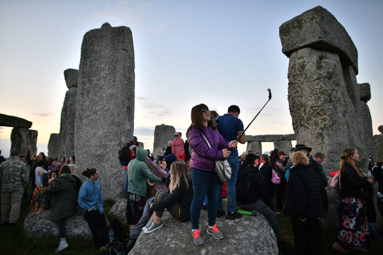 Стоунхендж всемирное наследие. Камни в англии стоунхендж. Стоунхендж юнеско. Summer solstice day. Stonehenge become more crowded than it was.