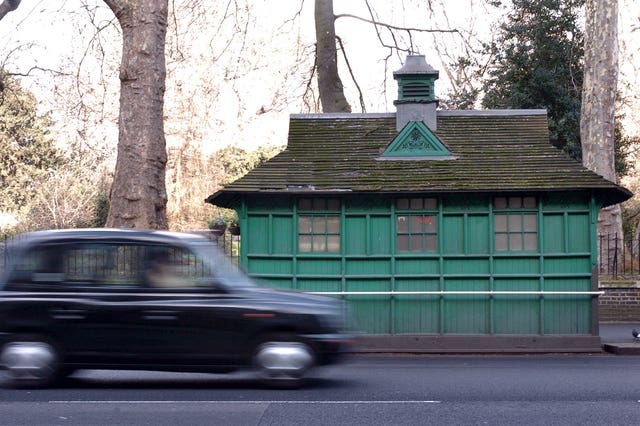 A London taxi passes a cab drivers’ shelter in London’s Knightsbridge (Ian Nicholson/PA)