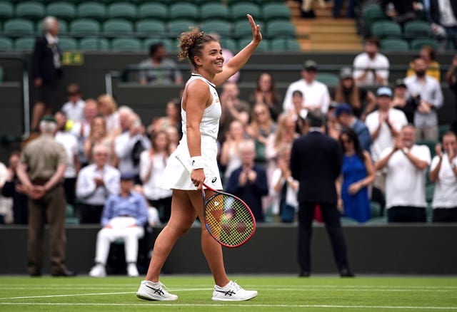 Jasmine Paolini waves to the crowd