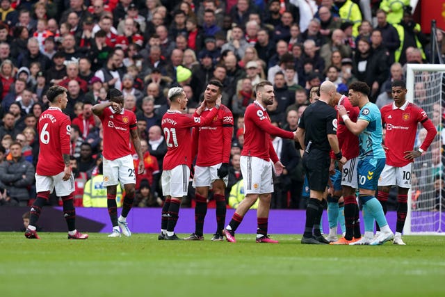 Casemiro sent off as Manchester United are held by Southampton