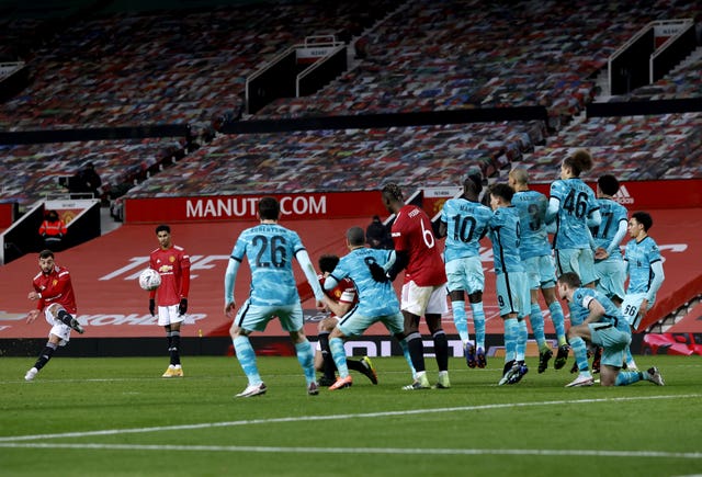 Bruno Fernandes fires home Manchester United's match-winning free kick