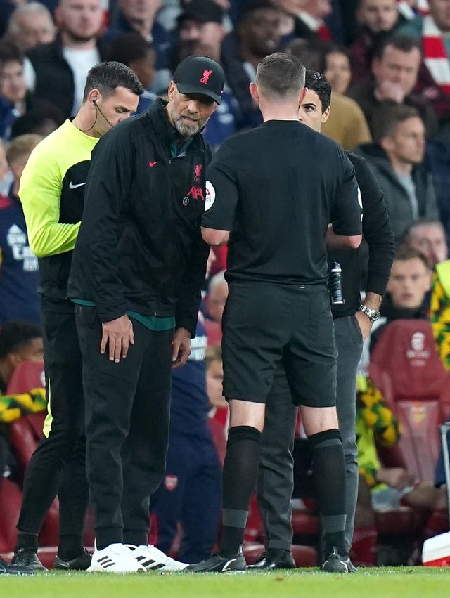 Match referee Michael Oliver (centre) speaks to Liverpool manager Jurgen Klopp and Arsenal manager Mikel Arteta