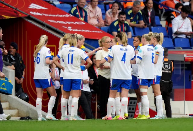 England players in a huddle