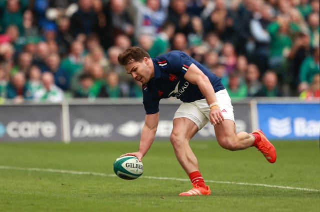 Antoine Dupont grounding the ball