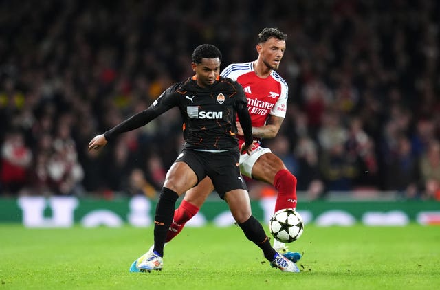 Shakhtar Donetsk’s Eguinaldo (left) and Arsenal’s Ben White battle for the ball