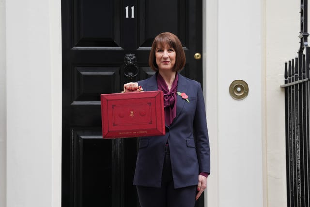 Rachel Reeves holding her ministerial red box