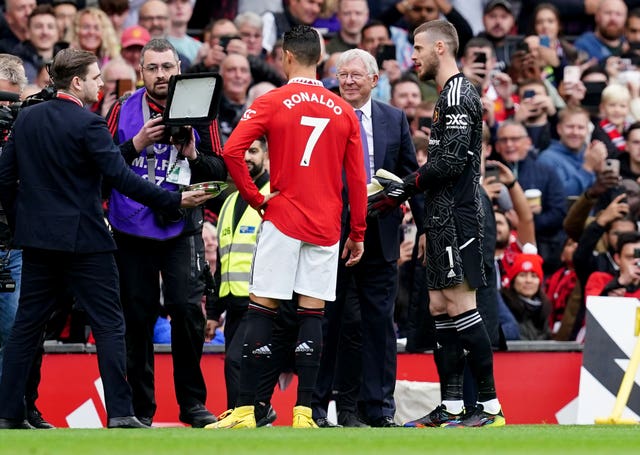 Sir Alex Ferguson talks to David de Gea and Cristiano Ronaldo