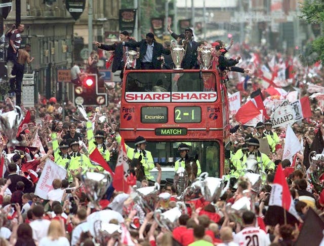 Soccer Man Utd bus/trophies3