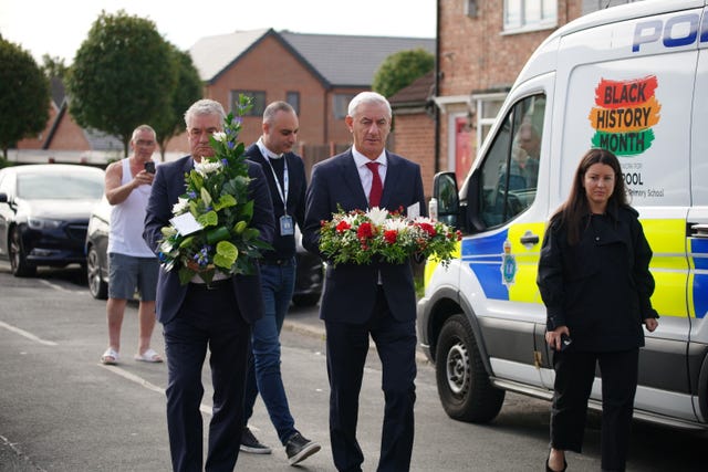 Ambassador of Liverpool FC, Ian Rush (right), and Ambassador of Everton FC, Ian Snodin, visit Kingsheath Avenue