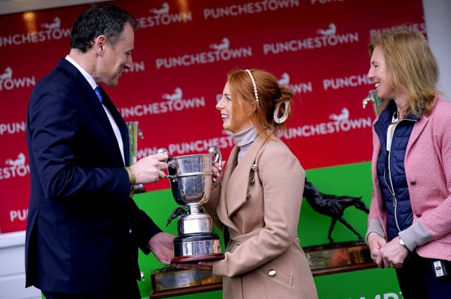 Jody Townend collects the champion lady amateur title award from Minister for Agriculture, Food and the Marine of Ireland, Charlie McConalogue