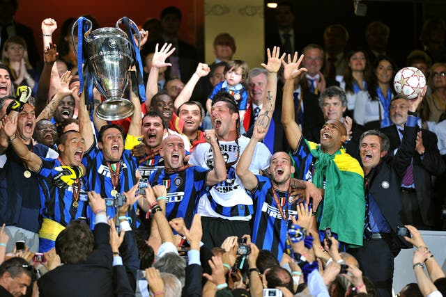 Inter Milan manager Jose Mourinho (right) and his players celebrate with the Champions League trophy