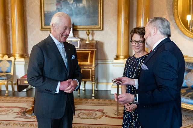 The King speaking with his guests at the Palace 