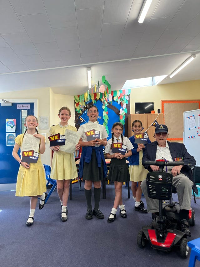 hildren from James Brindley School in Manchester who have participated in this year's VE Mail programme, with Bombardier Tom Jones, a 103-year-old veteran 