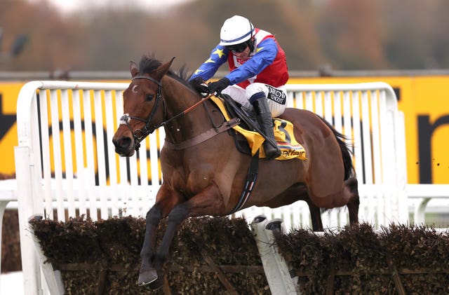Love Envoi in action at Sandown 