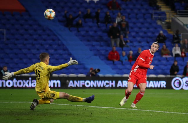 Gareth Bale misses a glorious chance to make it 2-0 