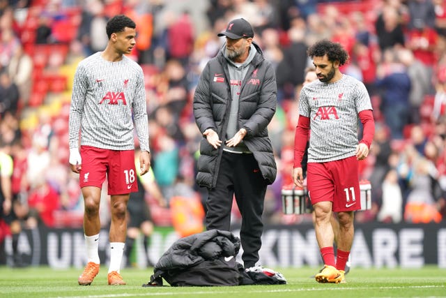 Liverpool manager Jurgen Klopp talks to Cody Gakpo and Mohamed Salah