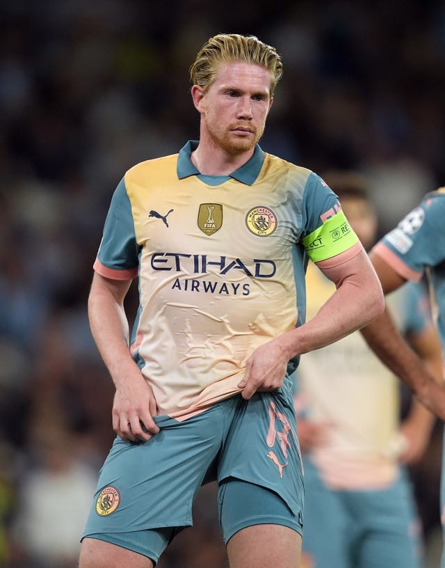 Kevin De Bruyne pulls the bottom of his shirt during Manchester City's Champions League clash with Inter Milan