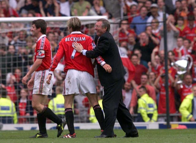 Manchester United manager Alex Ferguson (right) congratulates David Beckham (centre) 