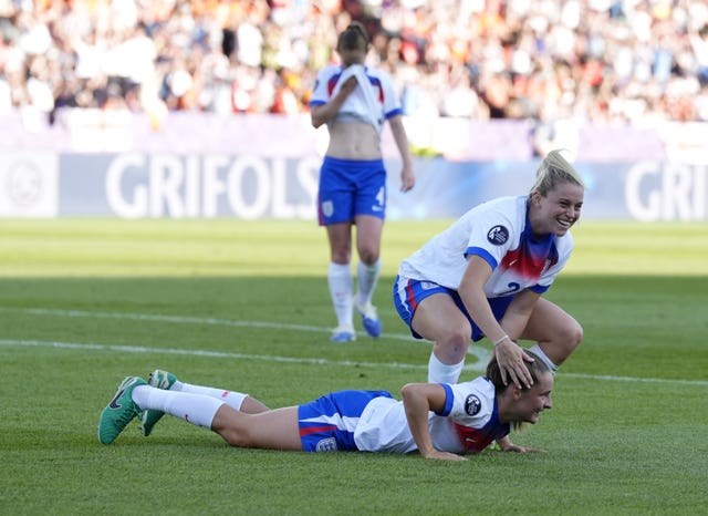 Ella Toone celebrates with Alessia Russo