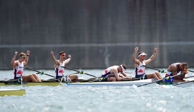 Great Britain celebrate their silver medal 