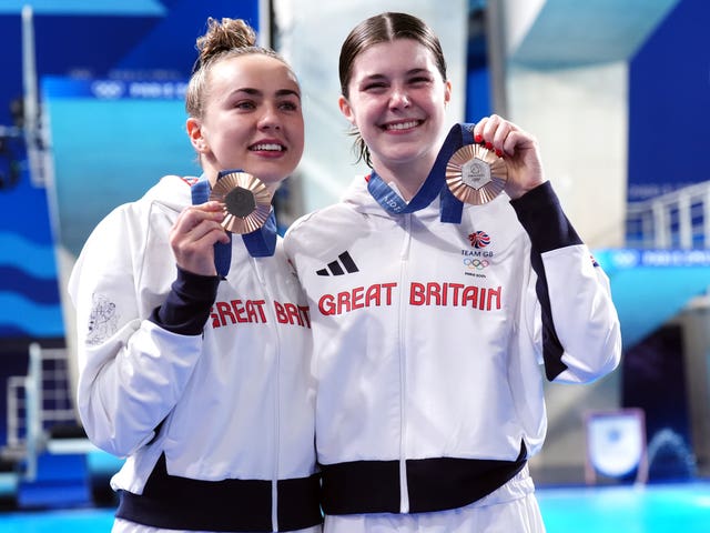 Spendolini-Sirieix and Toulson both smiling holding up their bronze medals. 