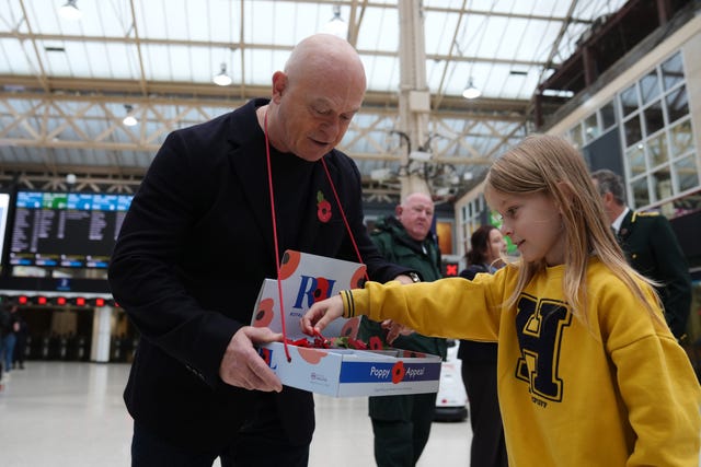 Ross Kemp selling poppies