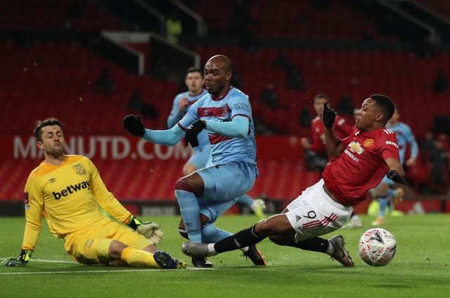 Angelo Ogbonna, centre, is sandwiched by 