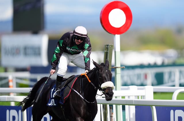 Sean Bowen wins on Strong Leader at Aintree 