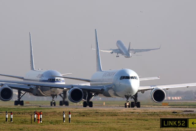 Planes queue to take off from Heathrow airport