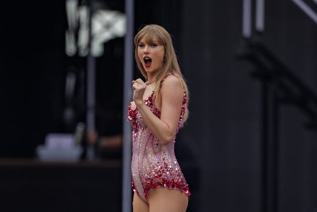 Taylor Swift singing on stage