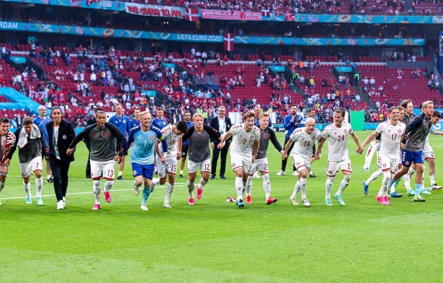 لاعبو الدنمارك يحتفلون بالفوز بعد صافرة النهاية في يورو 2020 ضد ويلز في أمستردام