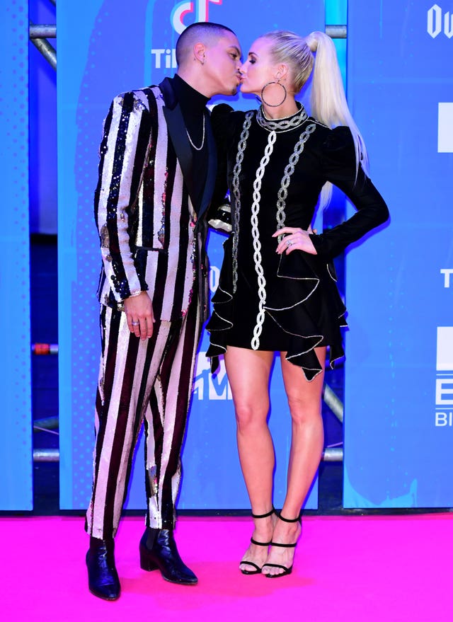 Ashlee Simpson and Evan Ross kissing on the red carpet