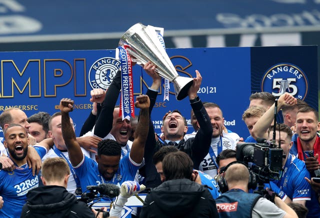 Steven Gerrard and Rangers celebrate with the Scottish Premiership trophy